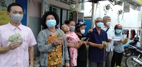Thiện nguyện viên Hội Phổ Hiền tại Sài gòn giúp đỡ người mù lòa