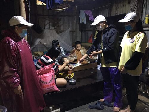 Thiện nguyện viên Hội Phổ Hiền tại Huế đi thăm và giúp đỡ các cụ già bệnh yếu neo đơn, trẻ em nghèo, và người tàn tật (đợt 3)