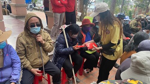 Trao quà Tết cho đồng bào khiếm thị nghèo tại Đà Lạt