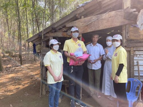 Trao quà Tết cho đồng bào nghèo tại Huế