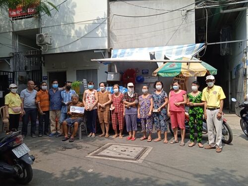 Trao quà Tết cho đồng bào nghèo tại các khu xóm trọ nghèo ở Sài gòn