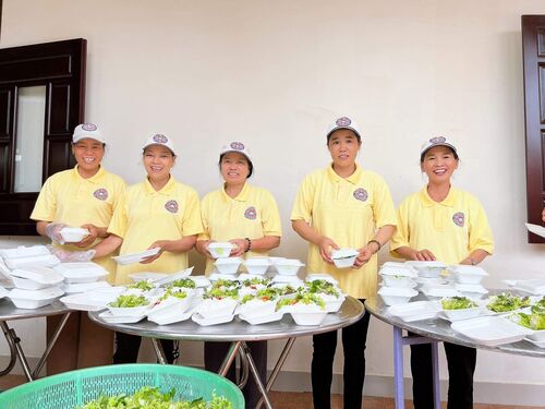 Chư Ni và thiện nguyện viên Hội Phổ Hiền tại chùa Phú Thọ nấu và tặng 400 phần mỳ chay cho bệnh nhân nghèo