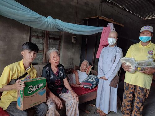 Hình ảnh chư Ni, thiện nguyện viên, và thân hữu Hội Phổ Hiền giúp đỡ đồng bào nghèo tại miền trung