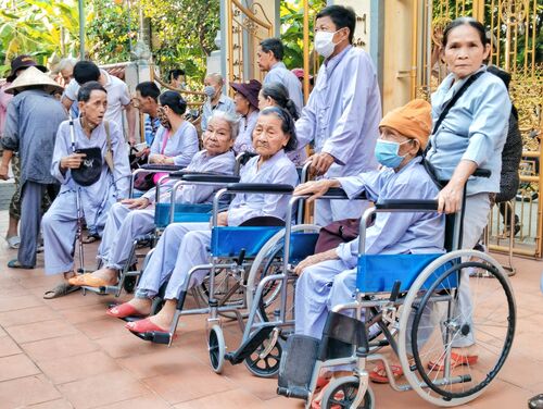Giúp đỡ đồng bào nghèo, người mù loà, tàn tật, già yếu tại Huế nhân mùa Phật đản