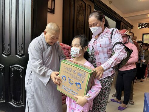 Giúp đỡ đồng bào nghèo, người mù loà, tàn tật, già yếu tại Tiền Giang nhân mùa Phật đản