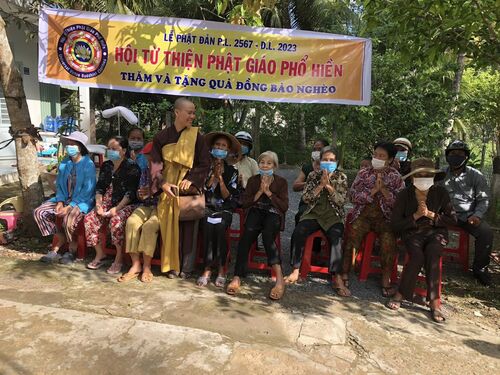 Giúp đỡ đồng bào nghèo, người mù loà, tàn tật, già yếu tại Bến Tre nhân mùa Phật đản