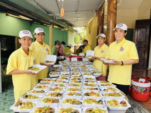 Hình ảnh thiện nguyện viên Hội Phổ Hiền tại chùa Phú Thọ nấu 600 phần ăn cho bệnh nhân nghèo