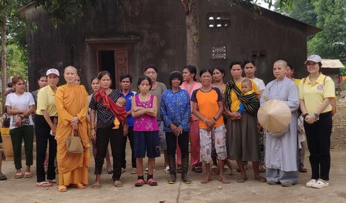 Hình ảnh thiện nguyện viên Hội Phổ Hiền tháp tùng quý Ni Sư đi thăm và giúp đỡ đồng bào nghèo