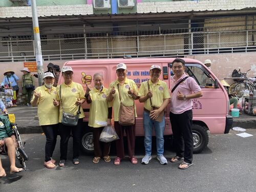 Thiện nguyện viên Hội Phổ Hiền tại Sài gòn tiếp tục giúp bữa ăn cho bệnh nhân nghèo và người chăm sóc bệnh