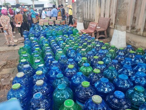 Thiện nguyện viên Hội Phổ Hiền tại Cà Mau giúp nước uống và thực phẩm cho bà con nghèo tại Cà Mau