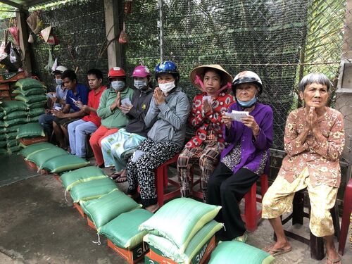 Giúp đỡ đồng bào nghèo, người mù loà tàn tật, và cụ già bệnh yếu tại Bến Tre nhân mùa Phật đản