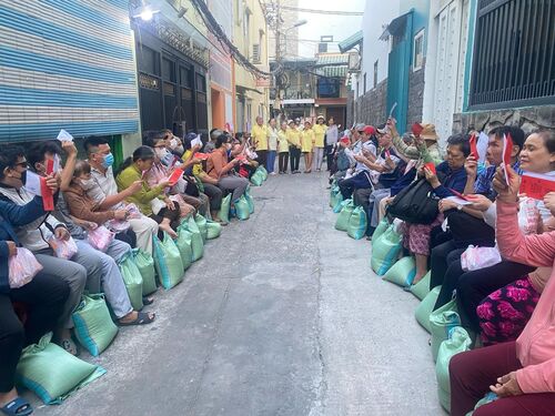Hình ảnh giúp đỡ đồng bào nghèo tại các tỉnh và thành phố tại quê nhà nhân dịp Tết Ất Tỵ