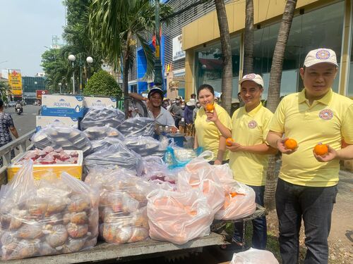 Thiện nguyện viên Hội Phổ Hiền tại Sài Gòn nấu bữa cơm cho bệnh nhân và người chăm sóc bệnh