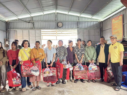 Hình ảnh cứu trợ nạn nhân bão lụt người dân tộc thiểu số Ca Tu tại Đông Giang, Quảng Nam cũ (nay Đà Nẵng)
