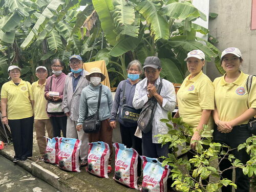 Thiện nguyện viên Hội Phổ Hiền tại Huế và Quảng Trị đi thăm và tặng gạo cho bà con nghèo tại Huế