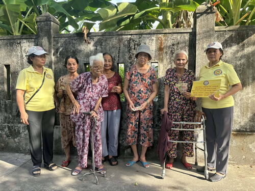 Thiện nguyện viên Hội Phổ Hiền tại Huế thực hiện chương trình từ thiện hồi hướng
