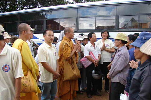 Cứu trợ đồng bào dân tộc nghèo và Hội Người Mù tại Ban Mê Thuột