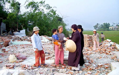 Hỗ trợ chùa Hòa Cường cứu trợ bão số 6 (Sangxane)