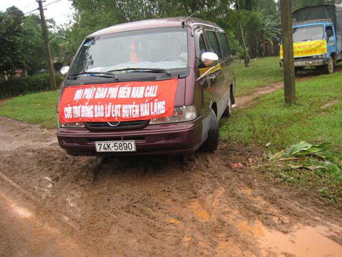 Cứu trợ đồng bào lũ lụt tại Quảng Trị