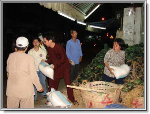 Ủy lạo đồng bào dân tộc thiểu số nghèo