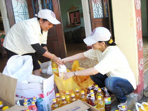 Cứu trợ đồng bào nghèo miền trung và nạn nhân bão lụt tại Daklak