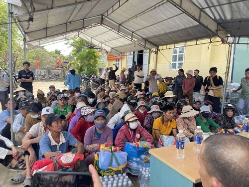 Hình ảnh cứu trợ nạn nhân bão lụt tại Phú Yên-Đợt 3 do Ni Sư Thích Nữ Chơn Huệ và thiện nguyện viên Hội Phổ Hiền tại Tịnh Xá Quan Âm thực hiện